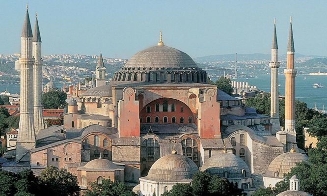 Οἱ μιναρέδες ποὺ προστέθηκαν φαίνονται δεξιὰ καί αριστερά.