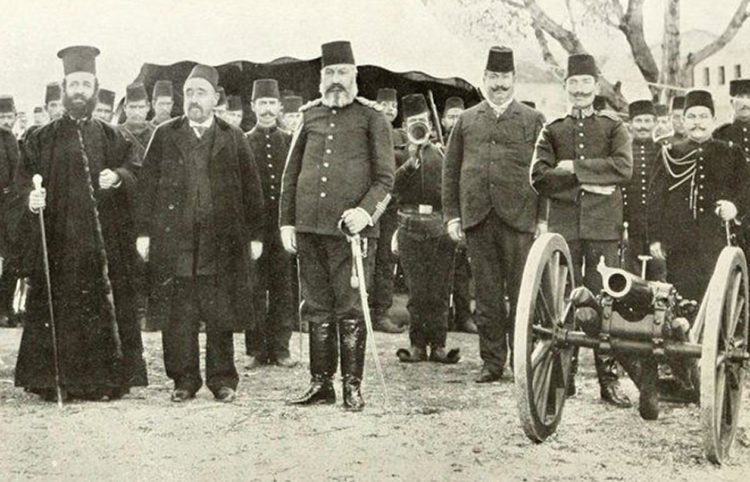 Ο Επίσκοπος Γερμανός Καραβαγγέλης με αξιωματικούς του Μακεδονικού Αγώνα